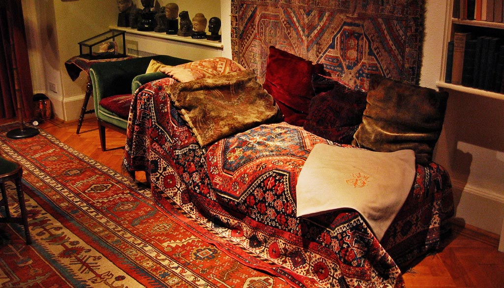 sigmund-freud-therapy-couch